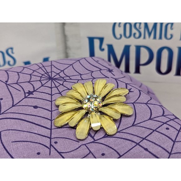 Yellow Sparkly Daisy Flower Shaped Brooch in Resin with Rhinestones - Picture 5 of 6